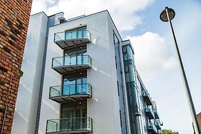 Spacious bright apartment w parking