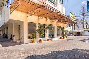 RedDoorz near XT Square 2