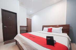 RedDoorz Plus near Green Pramuka Square Mall