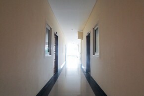 RedDoorz Plus near Green Pramuka Square Mall