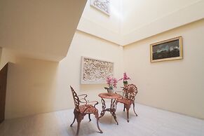 RedDoorz Plus near Green Pramuka Square Mall