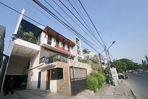 RedDoorz Plus near Green Pramuka Square Mall