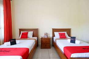 RedDoorz Plus near Stadion Wijaya Kusuma