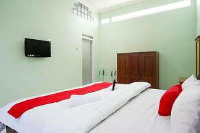 RedDoorz Plus near Stadion Wijaya Kusuma