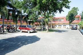 RedDoorz Plus near Stadion Wijaya Kusuma