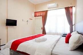 RedDoorz Plus near Stadion Wijaya Kusuma