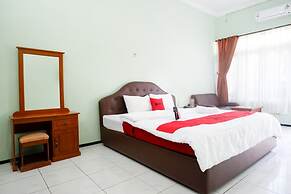 RedDoorz Plus near Stadion Wijaya Kusuma