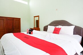 RedDoorz Plus near Stadion Wijaya Kusuma