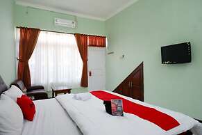 RedDoorz Plus near Stadion Wijaya Kusuma
