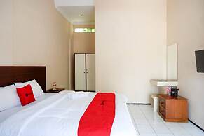RedDoorz Plus near Stadion Wijaya Kusuma