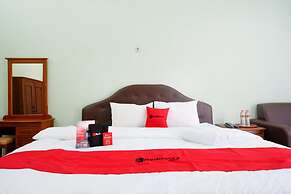 RedDoorz Plus near Stadion Wijaya Kusuma