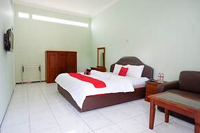 RedDoorz Plus near Stadion Wijaya Kusuma