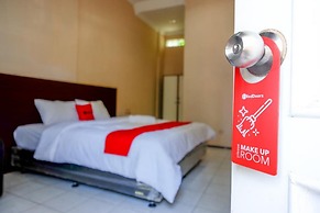 RedDoorz Plus near Stadion Wijaya Kusuma