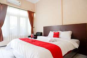 RedDoorz Plus near Stadion Wijaya Kusuma