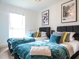 Tudors eSuites Park Central Townhouse Garden and Parking