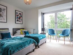 Tudors eSuites Park Central Townhouse Garden and Parking