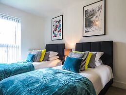 Tudors eSuites Park Central Townhouse Garden and Parking