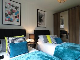 Tudors eSuites Park Central Townhouse Garden and Parking