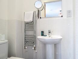 Tudors eSuites Park Central Townhouse Garden and Parking