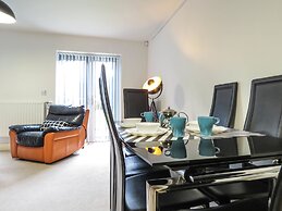 Tudors eSuites Park Central Townhouse Garden and Parking