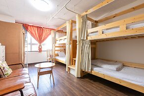 Almas Guest House - Hostel