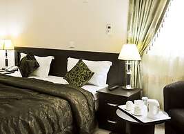 Auris Court Suites & Apartment