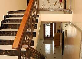 Auris Court Suites & Apartment