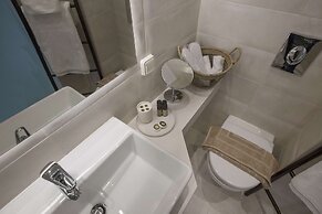 Ermou Stylish Suites by GHH