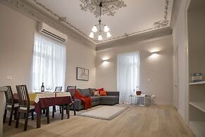 Sophisticated Apartment in Syntagma by GHH