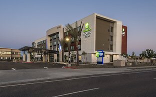 Holiday Inn Express & Suites Phoenix North - Happy Valley, an IHG Hote