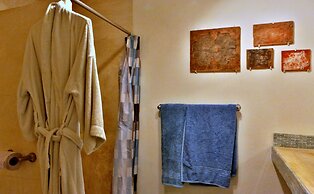 La Pantera Negra Gallery and B&B