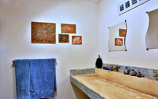 La Pantera Negra Gallery and B&B