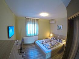 Apartments and Rooms Rea