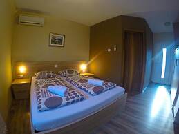 Apartments and Rooms Rea