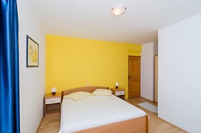 Apartments Plavac Mali