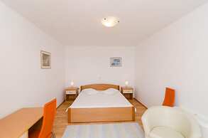 Apartments Plavac Mali