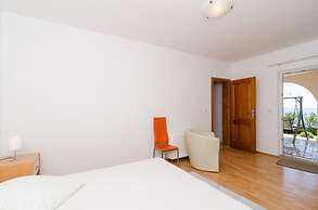 Apartments Plavac Mali