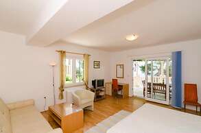 Apartments Plavac Mali