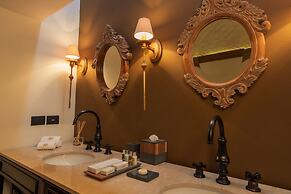 The Essentia Hotel - Sma