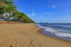 Beach bliss Queen bed BBQ Pool Netflix