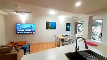 Beach bliss Queen bed BBQ Pool Netflix