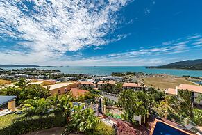 Ocean Views Galore - Airlie Beach
