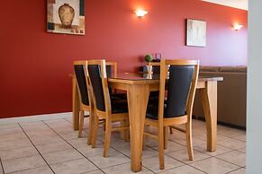 Ocean Views Galore - Airlie Beach