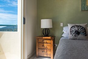 Ocean Views Galore - Airlie Beach