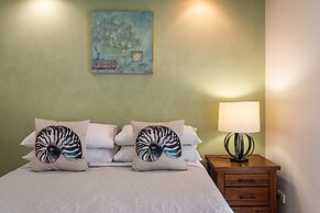 Ocean Views Galore - Airlie Beach