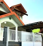 Almira Homestay near Airport - Hostel