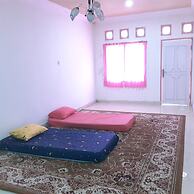 Almira Homestay near Airport - Hostel