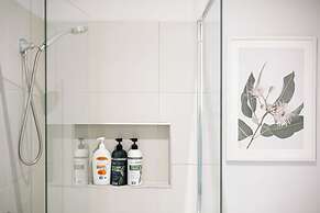 Luxury Waterfront Grand Villa in Melbourne