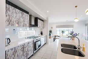 Luxury Waterfront Grand Villa in Melbourne