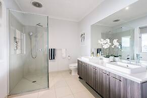 Luxury Waterfront Grand Villa in Melbourne